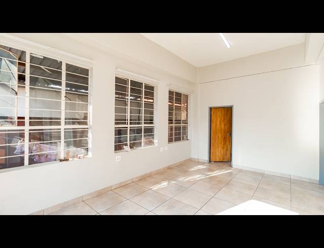 2,413M² BUILDING FOR SALE IN FONTAINEBLEAU